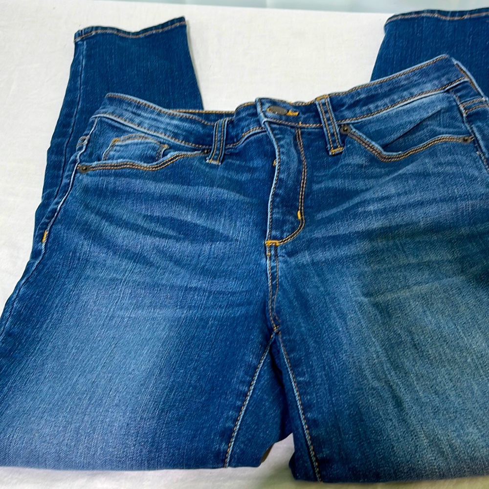 Universal Thread skinny blue jeans. Size 27